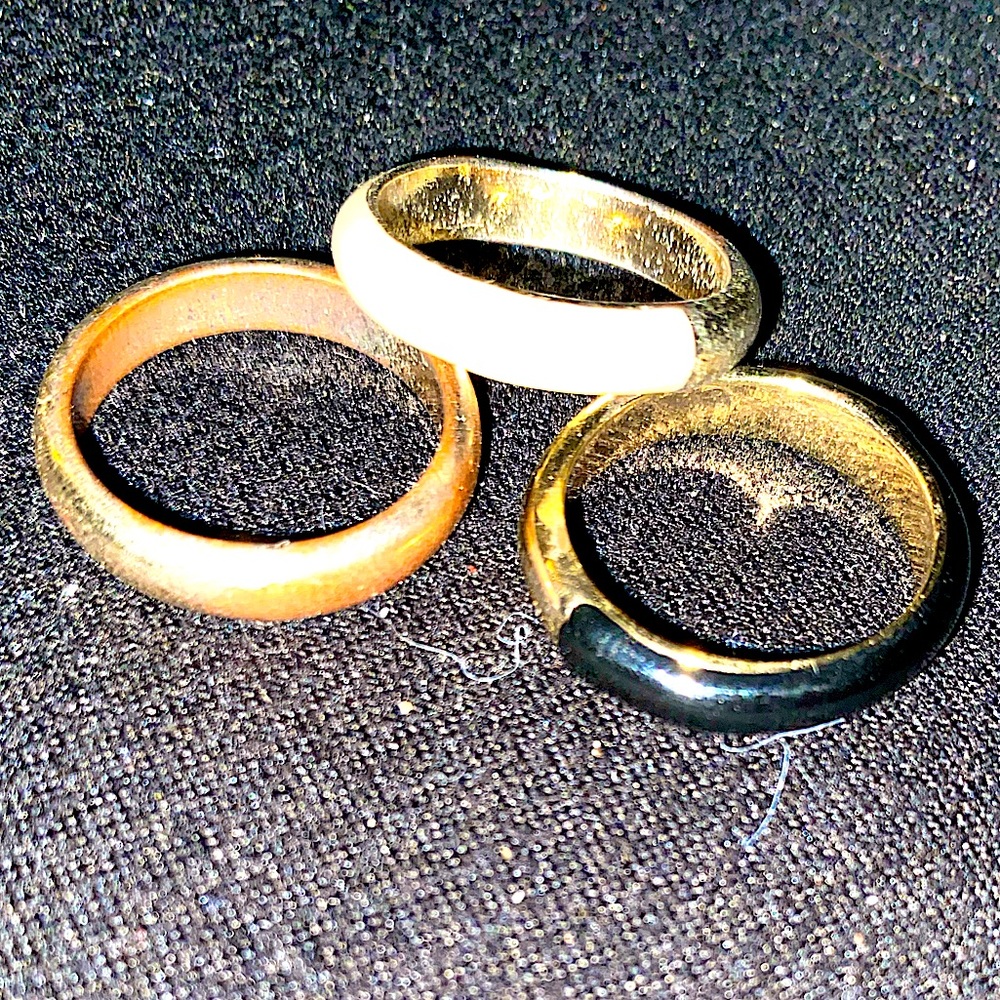 Old Navy (3) Gold colored base ring trio cream, black & gold